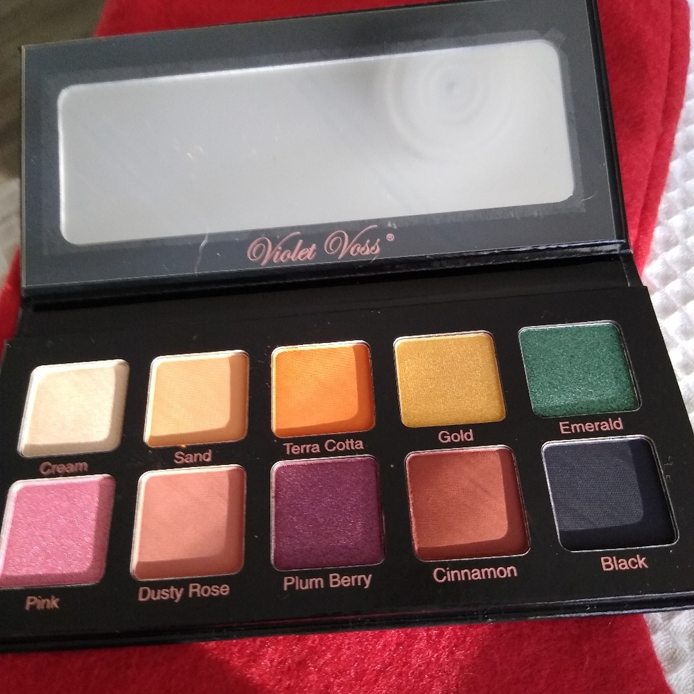Violet Voss Essentials - Picture 3 of 3